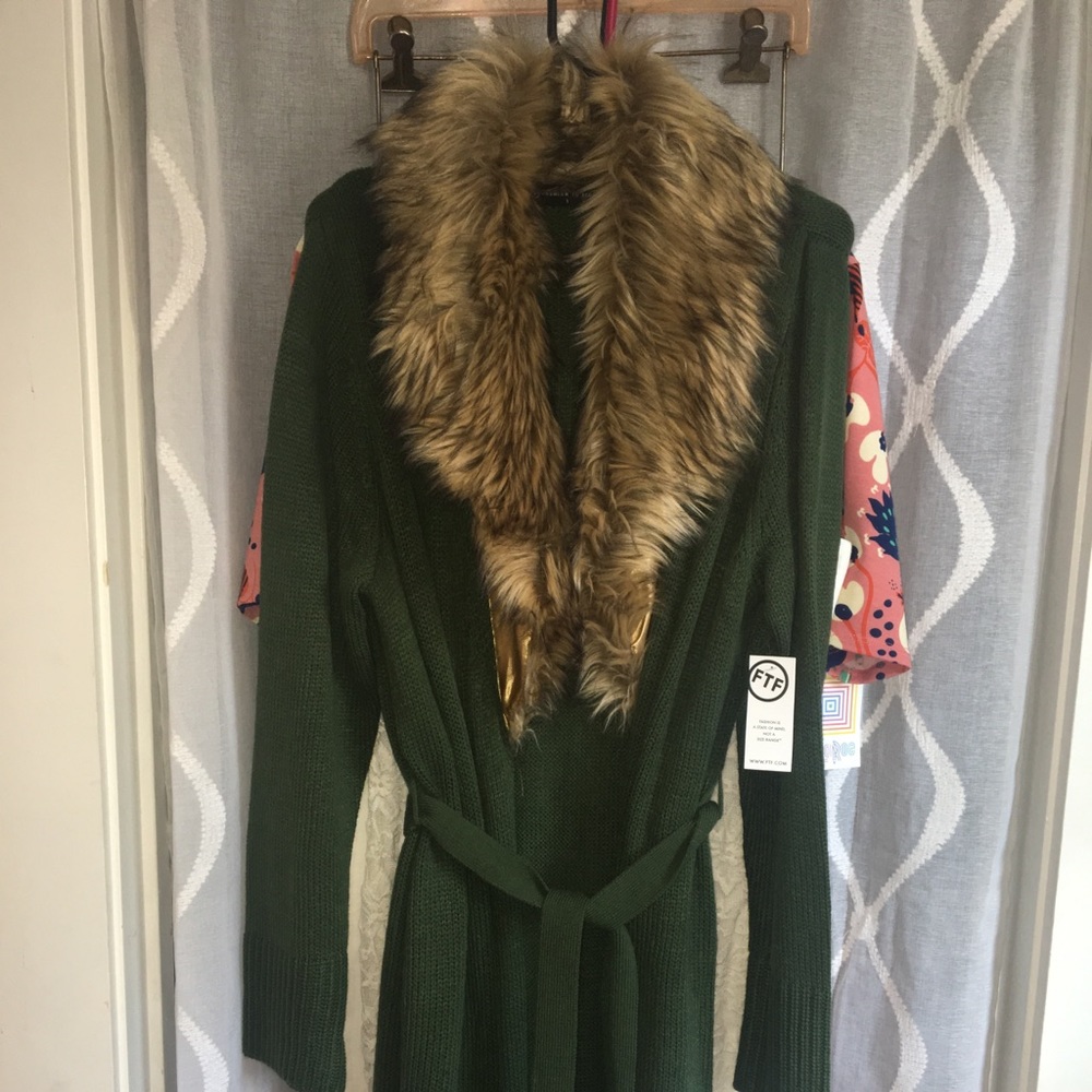 Long knit floorlength cardigan with fur collar